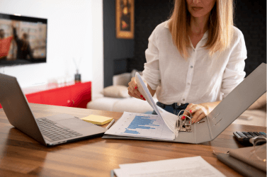 mujer ejecutiva leyendo documentos de estadisticas