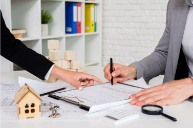 personas en una oficina firmando documentos de inmuble